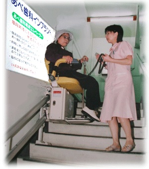 あべ歯科インプラントクリニックの階段