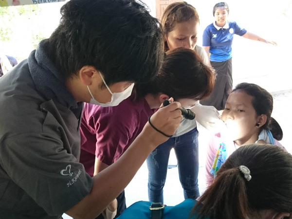 カンボジアの孤児院での青空診療