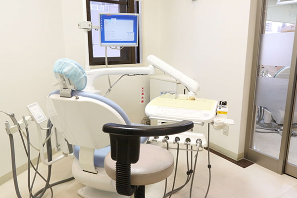 インプラント手術が行なわれる個室診療室