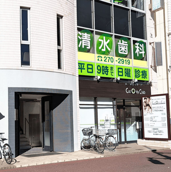 駅前通りから見つけやすい外観
