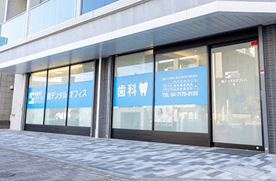 ガラス張りの明るい外観